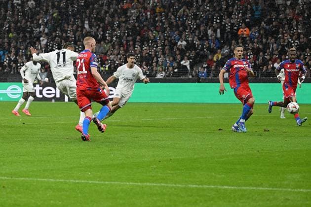 26.09.2024, xjhx, Fussball UEFA Europa League, Eintracht Frankfurt - Viktoria Pilsen emspor, v.l. Hugo Ekitike (Eintracht Frankfurt) erzielt das Tor zum scores the goal 1:0 (DFL DFB REGULATIONS PROHIBIT ANY USE OF PHOTOGRAPHS as IMAGE SEQUENCES and or QUASI-VIDEO) Frankfurt am Main