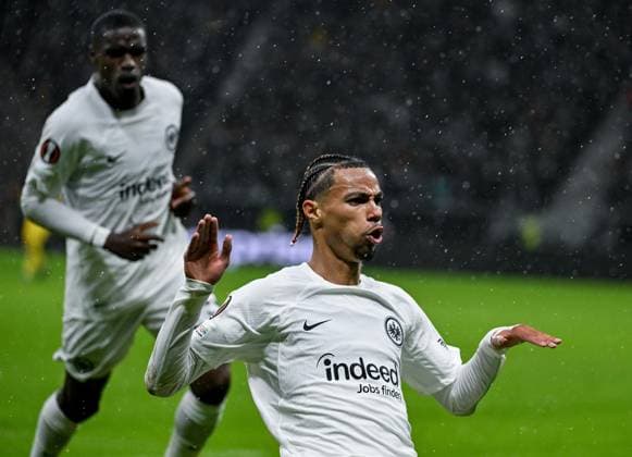 26.09.2024, xpsx, Fussball UEFA Europa League, Eintracht Frankfurt - Viktoria Pilsen v.l. celebrate the goal, Torjubel zum 1:0 Torschütze Hugo Ekitike (Eintracht Frankfurt) (DFL DFB REGULATIONS PROHIBIT ANY USE OF PHOTOGRAPHS as IMAGE SEQUENCES and or QUASI-VIDEO) emspor Frankfurt