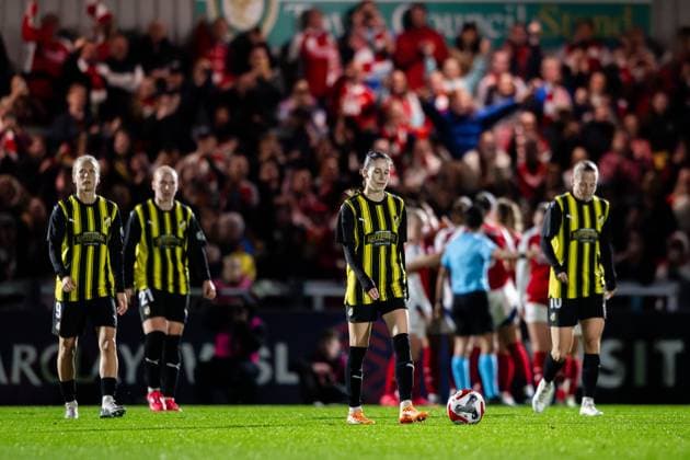 240926 Clarissa Larisey of Häcken looks dejected after the 3-0 goal during the UEFA Women s Champions League qualifying match between Arsenal and Häcken on September 26, 2024 in London. Photo: Emma Wallskog BILDBYRAN COP 320 EW0435 fotboll football soccer fotball champions league arsenal häcken dam bbeng depp Copyright: EMMAxWALLSKOG BB240926EW086