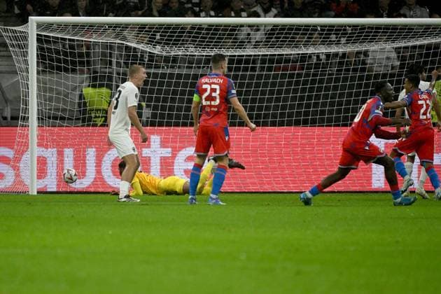 26.09.2024, xjhx, Fussball UEFA Europa League, Eintracht Frankfurt - Viktoria Pilsen emspor, v.l. Pavel Sulc (FC Viktoria Pilsen) erzielt das Tor zum scores the goal 1:1 Kaua Santos (Eintracht Frankfurt) (DFL DFB REGULATIONS PROHIBIT ANY USE OF PHOTOGRAPHS as IMAGE SEQUENCES and or QUASI-VIDEO) Frankfurt am Main