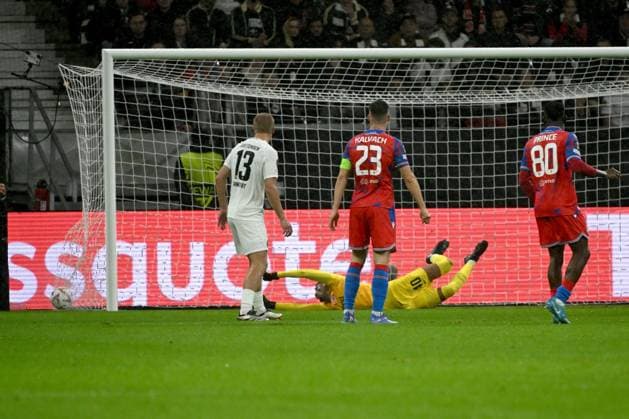 26.09.2024, xjhx, Fussball UEFA Europa League, Eintracht Frankfurt - Viktoria Pilsen emspor, v.l. Pavel Sulc (FC Viktoria Pilsen) erzielt das Tor zum scores the goal 1:1 Kaua Santos (Eintracht Frankfurt) (DFL DFB REGULATIONS PROHIBIT ANY USE OF PHOTOGRAPHS as IMAGE SEQUENCES and or QUASI-VIDEO) Frankfurt am Main