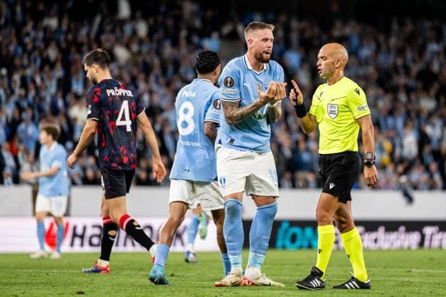 240926 Pontus Jansson of Malmö FF and referee Luis Godinho during the UEFA Europa League football match between Malmö FF and Rangers on September 26, 2024 in Malmö. Photo: Petter Arvidson BILDBYRAN kod PA PA0884 fotboll football soccer fotball uefa europa league malmö ff rangers bbeng Copyright: PETTERxARVIDSON BB240926PA138