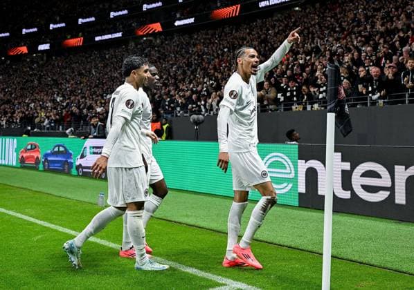 26.09.2024, xpsx, Fussball UEFA Europa League, Eintracht Frankfurt - Viktoria Pilsen v.l. celebrate the goal, Torjubel zum 1:0 Torschütze Hugo Ekitike (Eintracht Frankfurt) (DFL DFB REGULATIONS PROHIBIT ANY USE OF PHOTOGRAPHS as IMAGE SEQUENCES and or QUASI-VIDEO) emspor Frankfurt