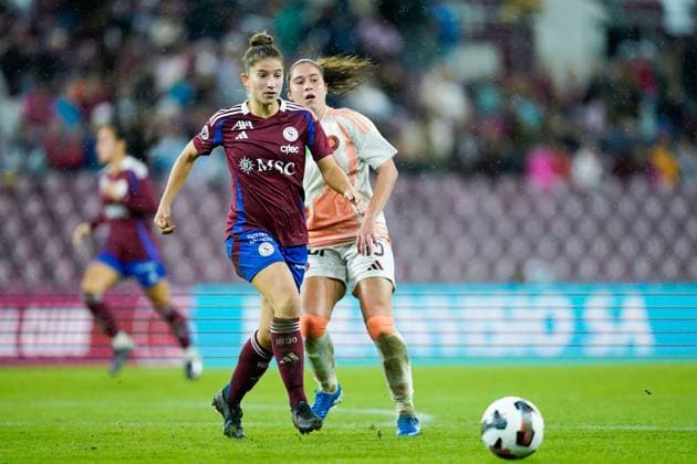 26.09.2024, Geneva, Stade de Geneve, UEFA Women s Champions League: Servette FC Chenois Feminin - AS Roma, 2 Laura Tufo (Servette FC Chenois Feminin) and Giulia Dragoni (15 Roma) battle for the ball (duel) Geneva Stade de Geneve Geneva Switzerland Copyright: xJustPictures.ch DanielaxPorcellix
