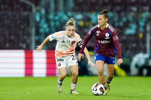 26.09.2024, Geneva, Stade de Geneve, UEFA Women s Champions League: Servette FC Chenois Feminin - AS Roma, 8 Paula Serrano (Servette FC Chenois Feminin) and Giada Greggi (20 Roma) battle for the ball (duel) Geneva Stade de Geneve Geneva Switzerland Copyright: xJustPictures.ch DanielaxPorcellix