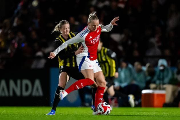 240926 Emma Östlund of Häcken and Stina Blackstenius of Arsenal during the UEFA Women s Champions League qualifying match between Arsenal and Häcken on September 26, 2024 in London. Photo: Emma Wallskog BILDBYRAN COP 320 EW0435 fotboll football soccer fotball champions league arsenal häcken dam bbeng Copyright: EMMAxWALLSKOG BB240926EW090