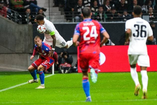 Matej Vydra (Viktoria Pilsen, 11) im Zweikampf mit Tuta (Eintracht Frankfurt, 35), GER, Eintracht Frankfurt vs. Viktoria Pilsen, Fussball, UEFA Europa League, 1. Spieltag, Spielzeit 2024 25, 26.09.2024. GER, Eintracht Frankfurt vs. Viktoria Pilsen, Fussball, UEFA Europa League, 1. Spieltag, Spielzeit 2024 25, 26.09.2024. Frankfurt Copyright: xEibner-Pressefoto FlorianxWieganx EP_FWD