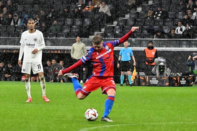 26.09.2024, xsltx, Fussball UEFA Europa League, Eintracht Frankfurt - Viktoria Pilsen emspor, v.l. Pavel Sulc (FC Viktoria Pilsen) erzielt das Tor zum scores the goal 1:1 (DFL DFB REGULATIONS PROHIBIT ANY USE OF PHOTOGRAPHS as IMAGE SEQUENCES and or QUASI-VIDEO) Frankfurt am Main
