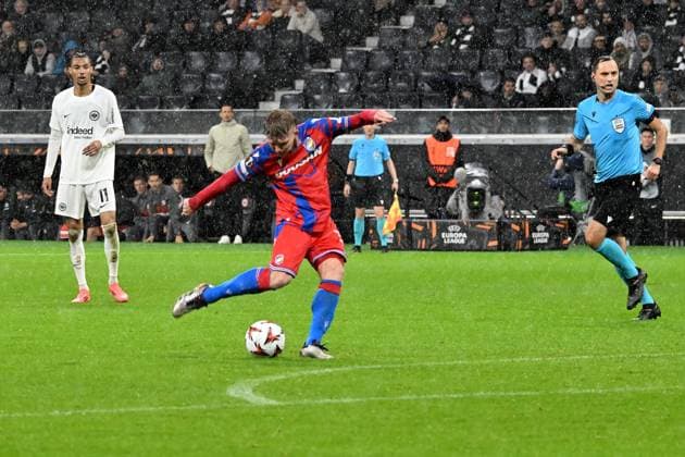26.09.2024, xsltx, Fussball UEFA Europa League, Eintracht Frankfurt - Viktoria Pilsen emspor, v.l. Pavel Sulc (FC Viktoria Pilsen) erzielt das Tor zum scores the goal 1:1 (DFL DFB REGULATIONS PROHIBIT ANY USE OF PHOTOGRAPHS as IMAGE SEQUENCES and or QUASI-VIDEO) Frankfurt am Main