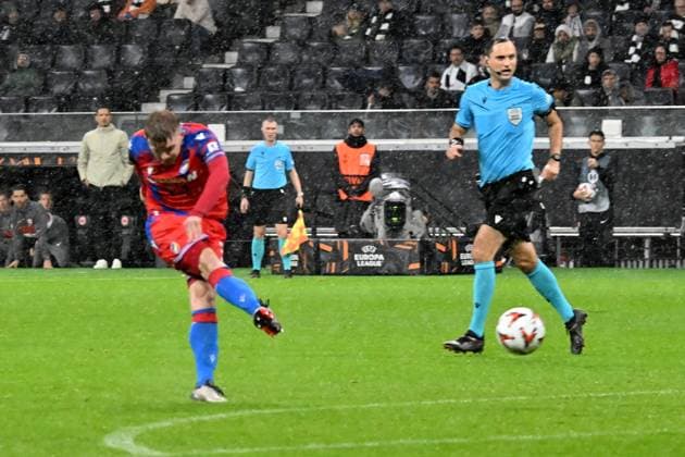 26.09.2024, xsltx, Fussball UEFA Europa League, Eintracht Frankfurt - Viktoria Pilsen emspor, v.l. Pavel Sulc (FC Viktoria Pilsen) erzielt das Tor zum scores the goal 1:1 (DFL DFB REGULATIONS PROHIBIT ANY USE OF PHOTOGRAPHS as IMAGE SEQUENCES and or QUASI-VIDEO) Frankfurt am Main