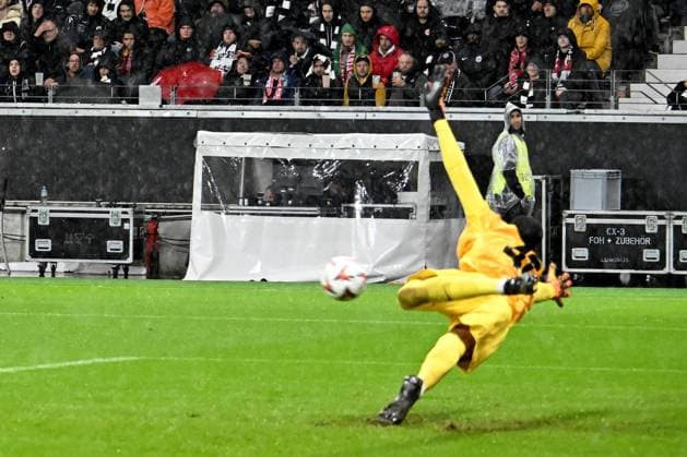 26.09.2024, xsltx, Fussball UEFA Europa League, Eintracht Frankfurt - Viktoria Pilsen emspor, v.l. Pavel Sulc (FC Viktoria Pilsen) erzielt das Tor zum scores the goal 1:1 Kaua Santos (Eintracht Frankfurt) (DFL DFB REGULATIONS PROHIBIT ANY USE OF PHOTOGRAPHS as IMAGE SEQUENCES and or QUASI-VIDEO) Frankfurt am Main