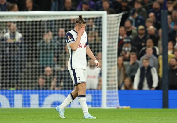 London, England, 26th September 2024. Tottenham s Radu Dragusin leaves the pitch after being sent off during the UEFA Europa League match at the Tottenham Hotspur Stadium, London. Picture credit should read: Paul Terry Sportimage EDITORIAL USE ONLY. No use with unauthorised audio, video, data, fixture lists, club league logos or live services. Online in-match use limited to 120 images, no video emulation. No use in betting, games or single club league player publications. SPI-3334-0017