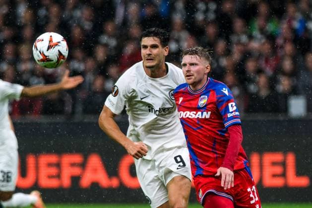 Igor Matanovic (Eintracht Frankfurt, 09) im Zweikampf mit Pavel Sulc (Viktoria Pilsen, 31), GER, Eintracht Frankfurt vs. Viktoria Pilsen, Fussball, UEFA Europa League, 1. Spieltag, Spielzeit 2024 25, 26.09.2024. GER, Eintracht Frankfurt vs. Viktoria Pilsen, Fussball, UEFA Europa League, 1. Spieltag, Spielzeit 2024 25, 26.09.2024. Frankfurt Copyright: xEibner-Pressefoto FlorianxWieganx EP_FWD