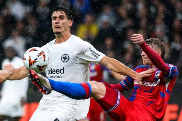 Igor Matanovic (Eintracht Frankfurt, 09) im Zweikampf mit Pavel Sulc (Viktoria Pilsen, 31), GER, Eintracht Frankfurt vs. Viktoria Pilsen, Fussball, UEFA Europa League, 1. Spieltag, Spielzeit 2024 25, 26.09.2024. GER, Eintracht Frankfurt vs. Viktoria Pilsen, Fussball, UEFA Europa League, 1. Spieltag, Spielzeit 2024 25, 26.09.2024. Frankfurt Copyright: xEibner-Pressefoto FlorianxWieganx EP_FWD