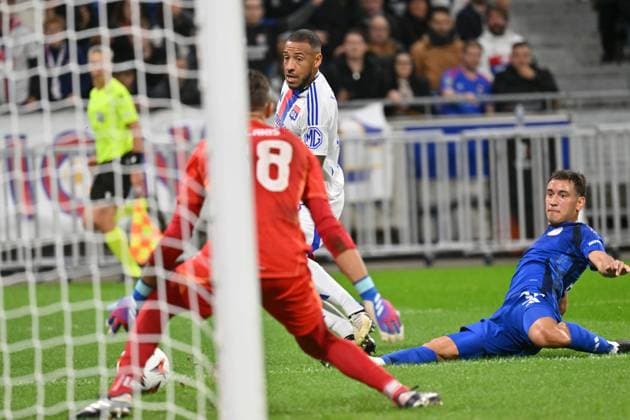 Fußball, EL, Olympique Lyon - Olympiakos Piräus Corentin Tolisso (lyon) vs (olympiakos) FOOTBALL: Olympique Lyonnais vs Olympiakos Le Pir?e - 26 09 2024 FredericChambert Panoramic 