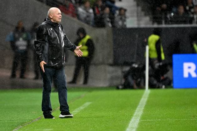 26.09.2024, xjhx, Fussball UEFA Europa League, Eintracht Frankfurt - Viktoria Pilsen emspor, v.l. Trainer Coach Miroslav Koubek (FC Viktoria Pilsen) gibt Anweisungen, gestikuliert, mit den Armen gestikulieren gives instructions, gesticulate (DFL DFB REGULATIONS PROHIBIT ANY USE OF PHOTOGRAPHS as IMAGE SEQUENCES and or QUASI-VIDEO) Frankfurt am Main