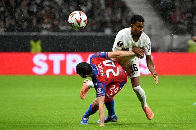 26.09.2024, xjhx, Fussball UEFA Europa League, Eintracht Frankfurt - Viktoria Pilsen emspor, v.l. Milan Havel (FC Viktoria Pilsen) Ansgar Knauff (Eintracht Frankfurt) Zweikampf, Aktion, action, battle for the ball (DFL DFB REGULATIONS PROHIBIT ANY USE OF PHOTOGRAPHS as IMAGE SEQUENCES and or QUASI-VIDEO) Frankfurt am Main
