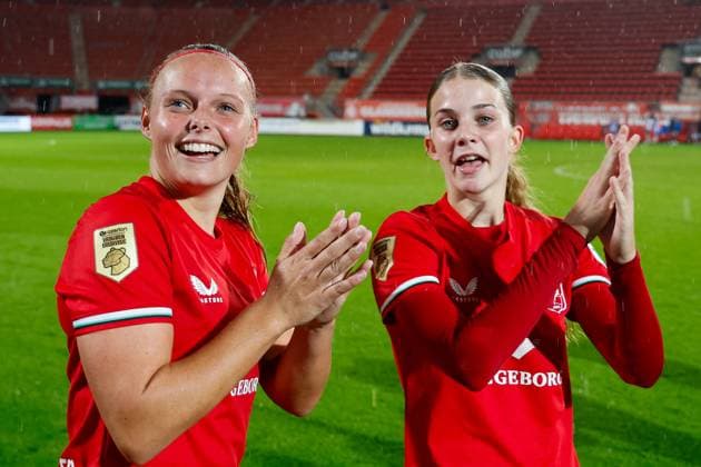 ENSCHEDE, Stadium De Grolsch Veste, 26-09-2024 , season 2024 2025 , UEFA Women Champions League Qualification. during the match Twente - Osijek (women), FC Twente player Jaimy Ravensbergen FC Twente player Rose Ivens celebrates reaching the group phase of Champions League Twente - Osijek (women)  x26343042x Copyright: