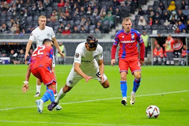 Frankfurt, Deutschland 26. September 2024: Europa League - 2024 2025 - Eintracht Frankfurt vs. FC Viktoria Pilsen Im Bild: v. li. im Zweikampf: Cadu (Pilsen) gegn Ellyes Skhiri (Frankfurt). Deutsche Bank Park Hessen Copyright: xFotostandx xRacochax