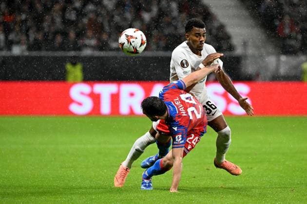 26.09.2024, xjhx, Fussball UEFA Europa League, Eintracht Frankfurt - Viktoria Pilsen emspor, v.l. Milan Havel (FC Viktoria Pilsen) Ansgar Knauff (Eintracht Frankfurt) Zweikampf, Aktion, action, battle for the ball (DFL DFB REGULATIONS PROHIBIT ANY USE OF PHOTOGRAPHS as IMAGE SEQUENCES and or QUASI-VIDEO) Frankfurt am Main
