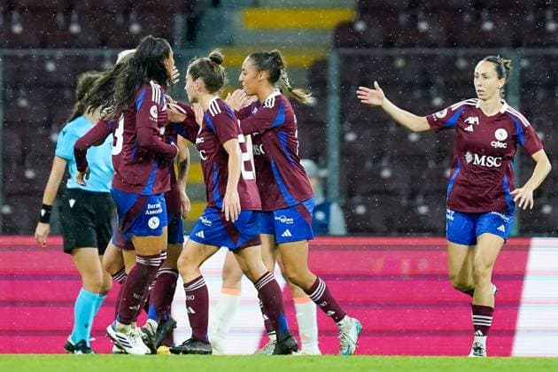 26.09.2024, Geneva, Stade de Geneve, UEFA Women s Champions League: Servette FC Chenois Feminin - AS Roma, Joana Gaspar Da Silva Marchao (Servette) scores a goal and celebrates with teammates Geneva Stade de Geneve Geneva Switzerland Copyright: xJustPictures.ch DanielaxPorcellix