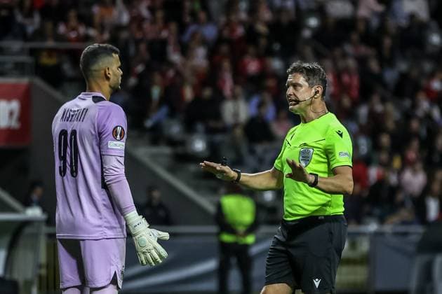 Braga, Portugal, September 26th, 2024: Referee Matej Jug and Roi Mishpati (90 Maccabi Tel Aviv) in action during the UEFA Europa League game between SC Braga vs Maccabi Tel Aviv at Estadio Municipal de Braga, Portugal (Joao Bravo SPP) Copyright: xJoaoxBravoxx xSPPx spp-en-JoBr-JBF-5219