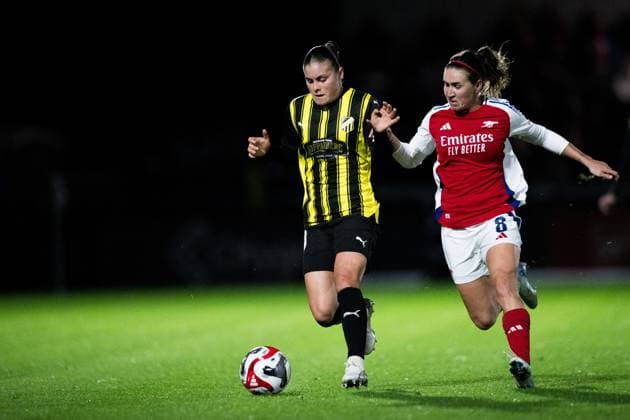 240926 Hanna Wijk of Häcken and Mariona Caldentey of Arsenal during the UEFA Women s Champions League qualifying match between Arsenal and Häcken on September 26, 2024 in London. Photo: Emma Wallskog BILDBYRAN COP 320 EW0435 fotboll football soccer fotball champions league arsenal häcken dam bbeng Copyright: EMMAxWALLSKOG BB240926EW095