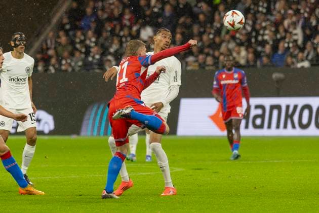 UEFA Europa League: Eintracht Frankfurt - Viktoria Pilsen, 26.09.2024 Hugo Ekitike (Eintracht Frankfurt 11) & Pavel Sulc (Viktoria Pilsen 31), Eintracht Frankfurt - Viktoria Pilsen, Frankfurt, Deutsche Bank Park, 26.9.2024 Copyright: xBEAUTIFULxSPORTS Gawlikx