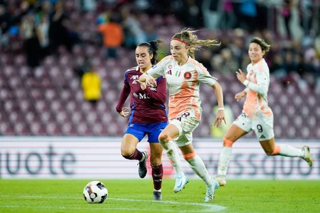 26.09.2024, Geneva, Stade de Geneve, UEFA Women s Champions League: Servette FC Chenois Feminin - AS Roma, 24 Joana Marchao (Servette FC Chenois Feminin) and Benedetta Glionna (18 Roma) battle for the ball (duel) Geneva Stade de Geneve Geneva Switzerland Copyright: xJustPictures.ch DanielaxPorcellix