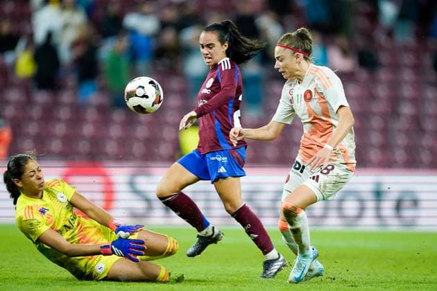 26.09.2024, Geneva, Stade de Geneve, UEFA Women s Champions League: Servette FC Chenois Feminin - AS Roma, goalkeeper Mickaela Bottega (Servette FC Chenois Feminin, left) and 24 Joana Marchao (Servette FC Chenois Feminin, right) Geneva Stade de Geneve Geneva Switzerland Copyright: xJustPictures.ch DanielaxPorcellix