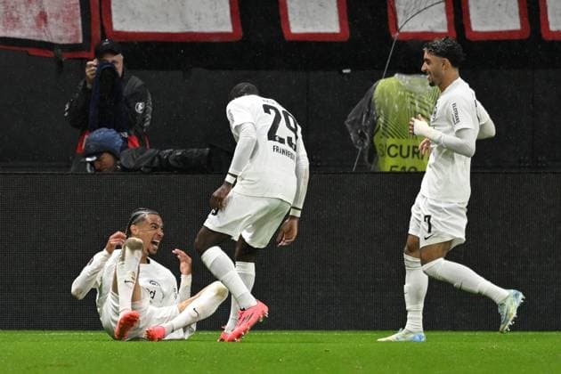 26.09.2024, xsltx, Fussball UEFA Europa League, Eintracht Frankfurt - Viktoria Pilsen emspor, v.l. Torjubel nach dem Tor zum celebrating the goal celebrate 1:0 Hugo Ekitike (Eintracht Frankfurt) (DFL DFB REGULATIONS PROHIBIT ANY USE OF PHOTOGRAPHS as IMAGE SEQUENCES and or QUASI-VIDEO) Frankfurt am Main