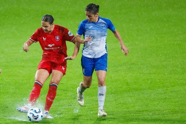 ENSCHEDE, Stadium De Grolsch Veste, 26-09-2024 , season 2024 2025 , UEFA Women Champions League Qualification. during the match Twente - Osijek (women), FC Twente player Daniela Galic ZNK Osijek player Paula Petkovic Twente - Osijek (women)  x26343191x Copyright: