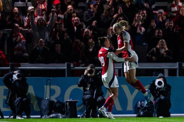 Sport Bilder des Tages 240926 Caitlin Foord and Frida Maanum of Arsenal celebrate the 4-0 goal during the UEFA Women s Champions League qualifying match between Arsenal and Häcken on September 26, 2024 in London. Photo: Emma Wallskog BILDBYRAN COP 320 EW0435 fotboll football soccer fotball champions league arsenal häcken dam bbeng jubel Copyright: EMMAxWALLSKOG BB240926EW100