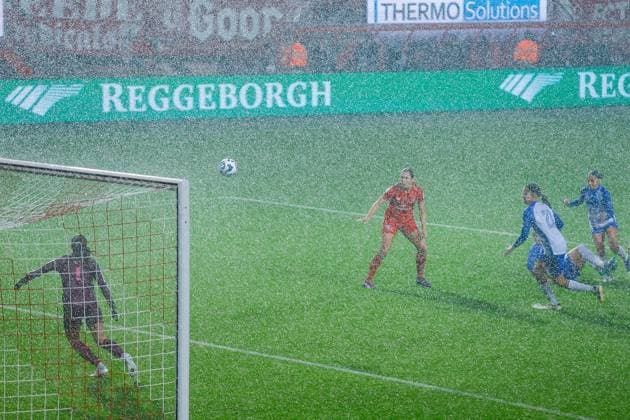 ENSCHEDE, Stadium De Grolsch Veste, 26-09-2024 , season 2024 2025 , UEFA Women Champions League Qualification. during the match Twente - Osijek (women), heavy rain Twente - Osijek (women)  x26343214x Copyright: