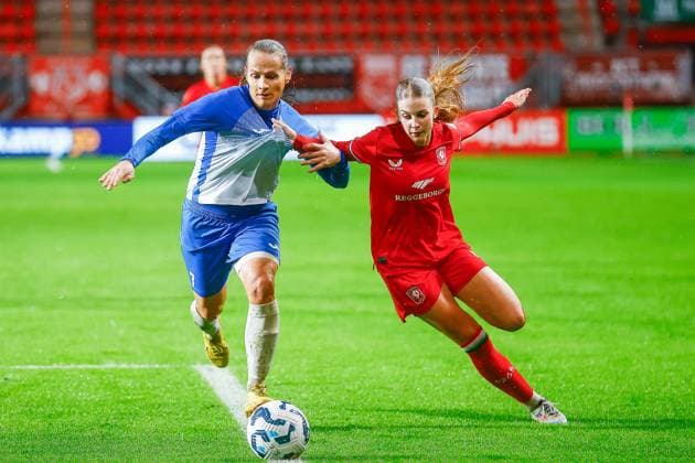 ENSCHEDE, Stadium De Grolsch Veste, 26-09-2024 , season 2024 2025 , UEFA Women Champions League Qualification. during the match Twente - Osijek (women), ZNK Osijek player Kristina Nevrkla FC Twente player Rose Ivens Twente - Osijek (women)  x26343216x Copyright:
