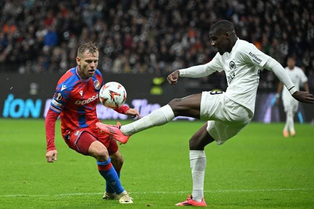 26.09.2024, xjhx, Fussball UEFA Europa League, Eintracht Frankfurt - Viktoria Pilsen emspor, v.l. Matej Vydra (FC Viktoria Pilsen) Niels Nkounkou (Eintracht Frankfurt) Zweikampf, Aktion, action, battle for the ball (DFL DFB REGULATIONS PROHIBIT ANY USE OF PHOTOGRAPHS as IMAGE SEQUENCES and or QUASI-VIDEO) Frankfurt am Main