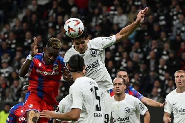 26.09.2024, xjhx, Fussball UEFA Europa League, Eintracht Frankfurt - Viktoria Pilsen emspor, v.l. Sampson Dweh (FC Viktoria Pilsen) Igor Matanovic (Eintracht Frankfurt) Zweikampf, Aktion, action, battle for the ball (DFL DFB REGULATIONS PROHIBIT ANY USE OF PHOTOGRAPHS as IMAGE SEQUENCES and or QUASI-VIDEO) Frankfurt am Main