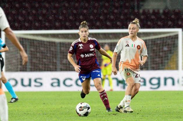26.09.2024, Geneva, Stade de Geneve, UEFA Women s Champions League: Servette FC Chenois Feminin - AS Roma, 2 Laura Tufo (Servette FCCF) against 20 Giada Greggi (Roma) Geneva Stade de Geneve Geneva Switzerland Copyright: xJustPictures.ch xMayaxCretegnyx