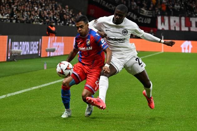 26.09.2024, xsltx, Fussball UEFA Europa League, Eintracht Frankfurt - Viktoria Pilsen emspor, v.l. Cadu (FC Viktoria Pilsen) Niels Nkounkou (Eintracht Frankfurt) Zweikampf, Aktion, action, battle for the ball (DFL DFB REGULATIONS PROHIBIT ANY USE OF PHOTOGRAPHS as IMAGE SEQUENCES and or QUASI-VIDEO) Frankfurt am Main