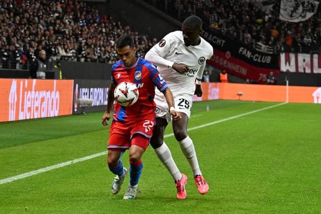 26.09.2024, xsltx, Fussball UEFA Europa League, Eintracht Frankfurt - Viktoria Pilsen emspor, v.l. Cadu (FC Viktoria Pilsen) Niels Nkounkou (Eintracht Frankfurt) Zweikampf, Aktion, action, battle for the ball (DFL DFB REGULATIONS PROHIBIT ANY USE OF PHOTOGRAPHS as IMAGE SEQUENCES and or QUASI-VIDEO) Frankfurt am Main