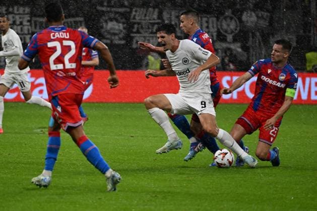 26.09.2024, xsltx, Fussball UEFA Europa League, Eintracht Frankfurt - Viktoria Pilsen emspor, v.l. Igor Matanovic (Eintracht Frankfurt) Lukas Kalvach (FC Viktoria Pilsen) Zweikampf, Aktion, action, battle for the ball (DFL DFB REGULATIONS PROHIBIT ANY USE OF PHOTOGRAPHS as IMAGE SEQUENCES and or QUASI-VIDEO) Frankfurt am Main