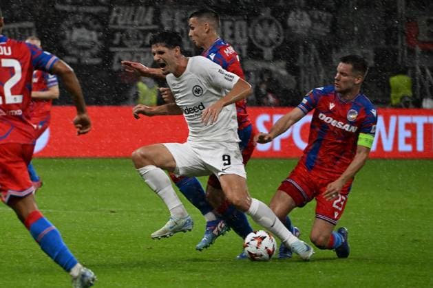 26.09.2024, xsltx, Fussball UEFA Europa League, Eintracht Frankfurt - Viktoria Pilsen emspor, v.l. Igor Matanovic (Eintracht Frankfurt) Lukas Kalvach (FC Viktoria Pilsen) Zweikampf, Aktion, action, battle for the ball (DFL DFB REGULATIONS PROHIBIT ANY USE OF PHOTOGRAPHS as IMAGE SEQUENCES and or QUASI-VIDEO) Frankfurt am Main