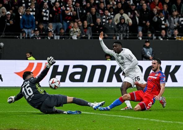 Sport Bilder des Tages 26.09.2024, xpsx, Fussball UEFA Europa League, Eintracht Frankfurt - Viktoria Pilsen v.l. tor zum 2:1 für Frankfurt Martin Jedlicka (FC Viktoria Pilsen), Torschütze Eric Junior Dina Ebimbe (Eintracht Frankfurt), Milan Havel (FC Viktoria Pilsen) (DFL DFB REGULATIONS PROHIBIT ANY USE OF PHOTOGRAPHS as IMAGE SEQUENCES and or QUASI-VIDEO) emspor Frankfurt