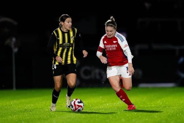 240926 Tabitha Tindell of Häcken and Kim Little of Arsenal during the UEFA Women s Champions League qualifying match between Arsenal and Häcken on September 26, 2024 in London. Photo: Emma Wallskog BILDBYRAN COP 320 EW0435 fotboll football soccer fotball champions league arsenal häcken dam bbeng Copyright: EMMAxWALLSKOG BB240926EW108