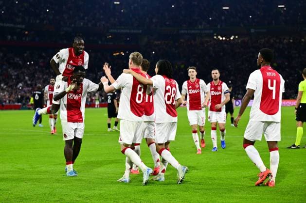 AMSTERDAM - (l-r) Bertrand Traore of Ajax, Brian Brobbey of Ajax, Kenneth Taylor of Ajax, Mika Godts of Ajax, Kian Fitz-Jim of Ajax, Youri Baas of Ajax, Jordan Henderson of Ajax, Jorrel Hato of Ajax celebrate 3-0 during the UEFA Europa League match between AFC Ajax Amsterdam and Besiktas JK at the Johan Cruijff ArenA on Sept. 26, 2024 in Amsterdam, Netherlands. ANP OLAF KRAAK UEFA Europa League 2024 25 League Phase MD1 2024 25 xVIxANPxSportx xxANPxIVx 509446599 originalFilename: 509446599.jpg
