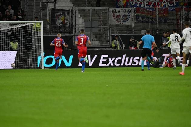 26.09.2024, xjhx, Fussball UEFA Europa League, Eintracht Frankfurt - Viktoria Pilsen emspor, v.l. Eric Junior Dina Ebimbe (Eintracht Frankfurt) erzielt das Tor zum scores the goal 2:1 (DFL DFB REGULATIONS PROHIBIT ANY USE OF PHOTOGRAPHS as IMAGE SEQUENCES and or QUASI-VIDEO) Frankfurt am Main