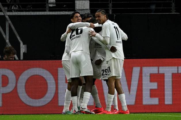 26.09.2024, xjhx, Fussball UEFA Europa League, Eintracht Frankfurt - Viktoria Pilsen emspor, v.l. Torjubel nach dem Tor zum celebrating the goal celebrate 2:1 durch Eric Junior Dina Ebimbe (Eintracht Frankfurt) (DFL DFB REGULATIONS PROHIBIT ANY USE OF PHOTOGRAPHS as IMAGE SEQUENCES and or QUASI-VIDEO) Frankfurt am Main