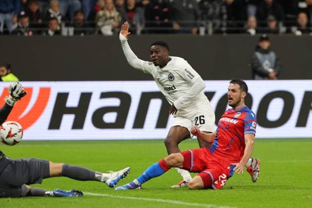Tor zum 2:1 durch Eric Junior Dina Ebimbe (Eintracht Frankfurt , Nr. 26) im Zweikampf mit Milan Havel (Viktoria Pilsen, Nr. 24) gegen Torwart Marian Tvrdon (Viktoria Pilsen, Nr. 13) , Eintracht Frankfurt - FC Viktoria Pilsen , Fussball, UEFA Europa League , UEL, Saison 2024 2025, Matchday 1, 26.09.2024, -