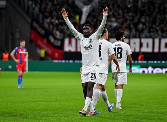26.09.2024, xpsx, Fussball UEFA Europa League, Eintracht Frankfurt - Viktoria Pilsen v.l. celebrate the goal, Torjubel zum 2:1 Torschütze Eric Junior Dina Ebimbe (Eintracht Frankfurt) (DFL DFB REGULATIONS PROHIBIT ANY USE OF PHOTOGRAPHS as IMAGE SEQUENCES and or QUASI-VIDEO) emspor Frankfurt