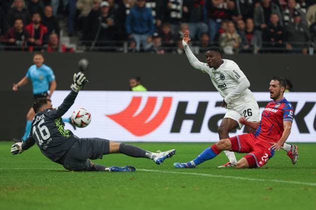 UEFA Europa League - Eintracht Frankfurt - Viktoria Pilsen am 26.09.2024 im Deutsche Bank Park in Frankfurt Eric Junior Dina Ebimbe (Frankfurt 26) erzielt gegen Torwart Martin Jedlicka (Viktoria Pilsen 16) das Tor zum 2 zu 1